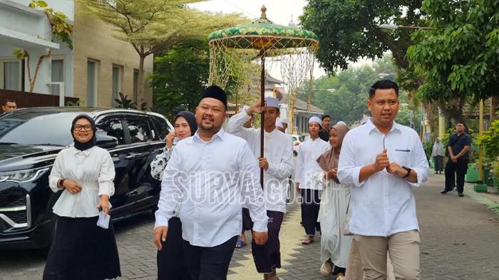 Diiringi Hadrah, Cabup Gresik Gus Yani Salurkan Hak Suaranya di TPS 16 Kebomas