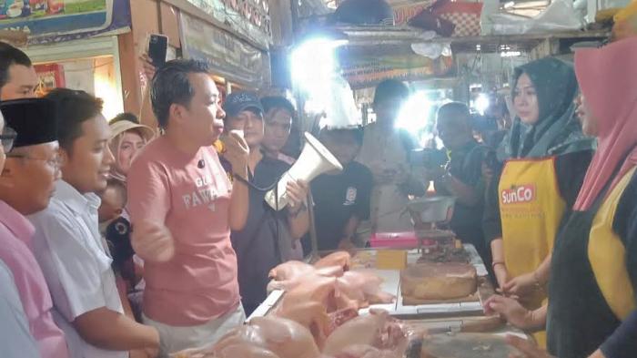 Cabup-Pilkada-Jember-2024-Gus-Fawait-menemui-pedagang-di-Pasar-Tanjung-Jember.jpg