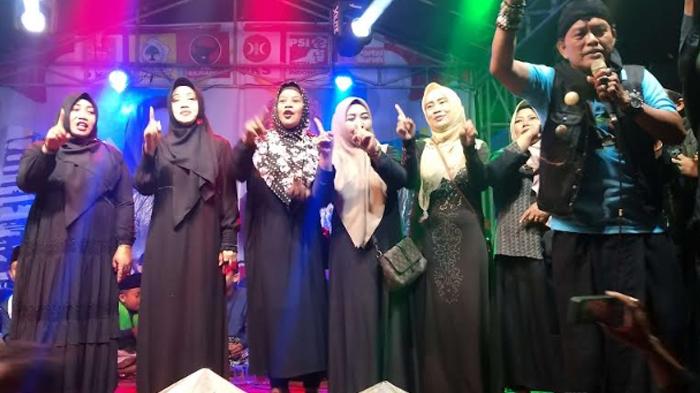 Cabup-Pilkada-Mojokerto-2024-Nomor-Urut-1-Ikfina-Fahmawati-di-acara-sholawatan.jpg