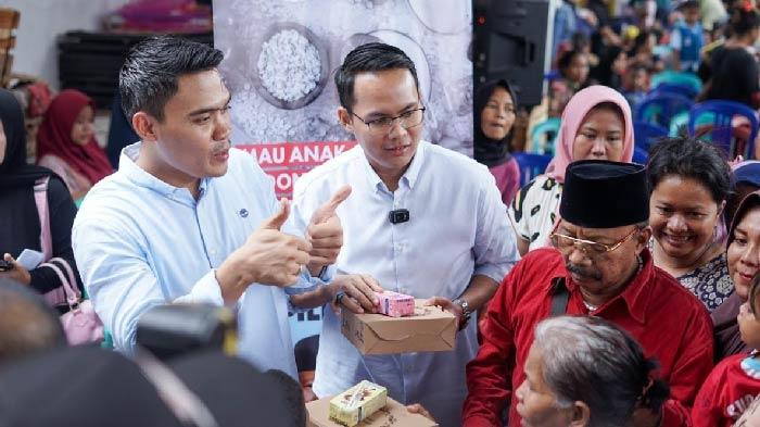 Cahyo-Harjo-Prakoso-saat-melakukan-pembagian-susu-dan-makan-siang-gratis-kepada-masyarakat.jpg