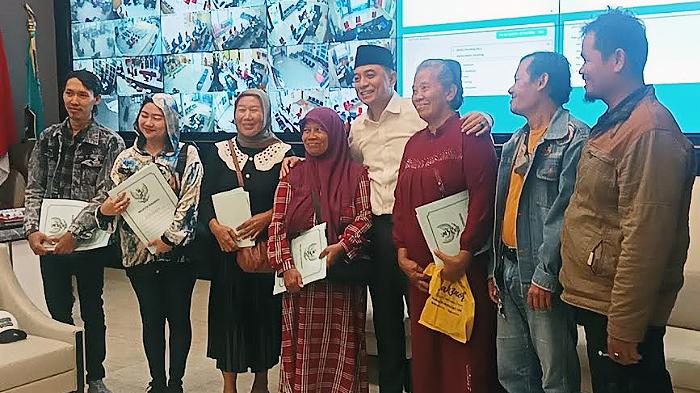 Cak Eri Beri Modal Pedagang Kantin Polsek Tegalsari Surabaya yang Jadi Korban Penjarahan