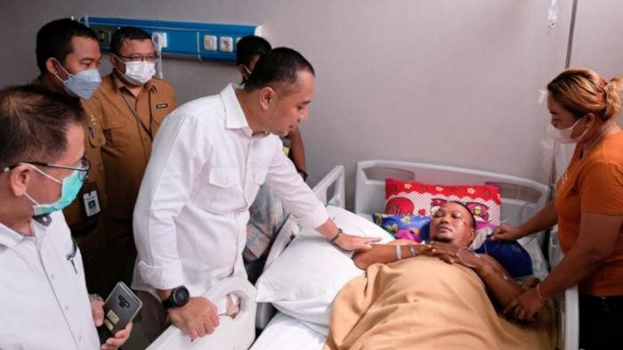 Cak-Eri-menjenguk-anggota-Satpol-PP-Surabaya-korban-pengendara-mabuk.jpg