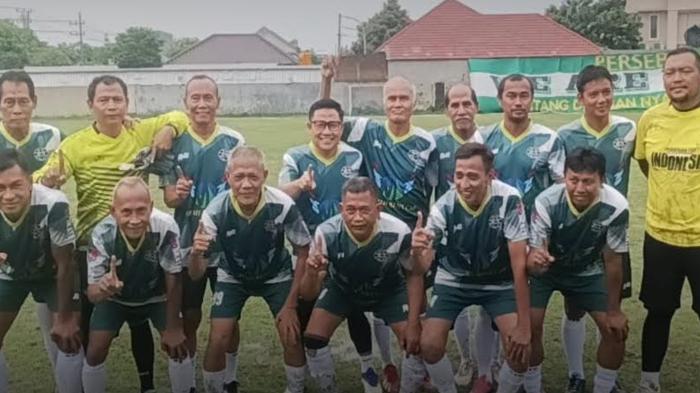 Cak-Imin-saat-foto-bersama-pemain-legenda-Persebaya-Surabaya.jpg
