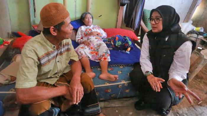 Calon-Bupati-Pilkada-Banyuwangi-2024-Ipuk-Fiestiandani-saat-bertemu-dengan-warga.jpg
