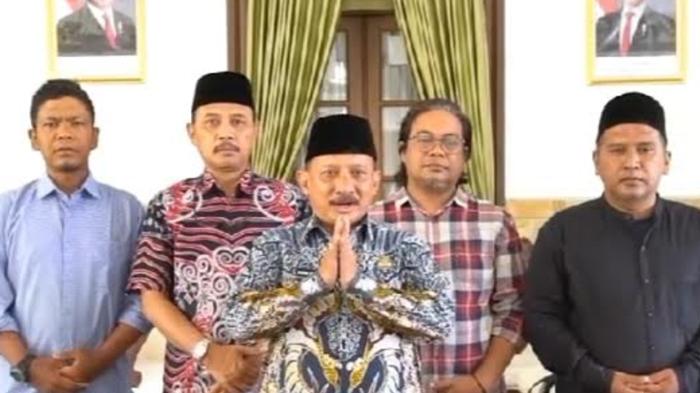 Calon-bupati-Karna-Suswandi-saat-didampingi-ketua-partai-pengusungnya.jpg
