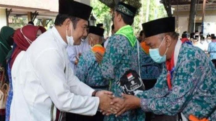 Calon-jamaah-haji-Lamongan-saat-diberangkatkan.jpg