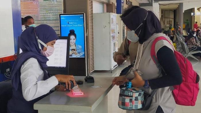 Migrasi ke SatuSehat Mobile di KAI Daop 8 Lancar, Kini Penumpang Tak Perlu Bawa Bukti Vaksin
