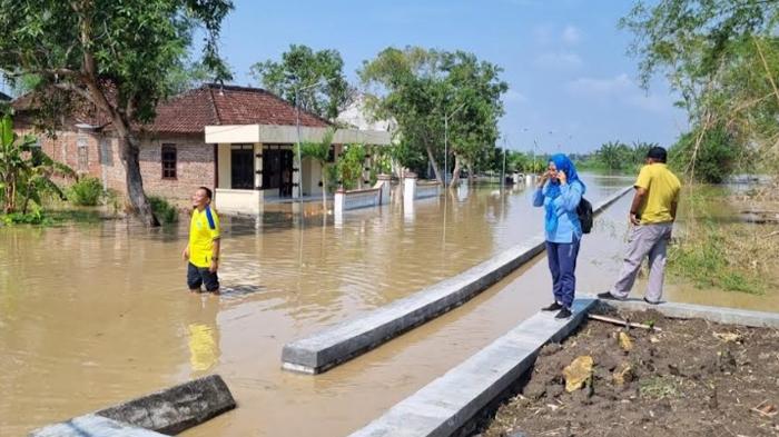 Camat-Benjeng-Siti-Sulichah-meninjau-banjir-di-Desa-Lundo-Gresik.jpg