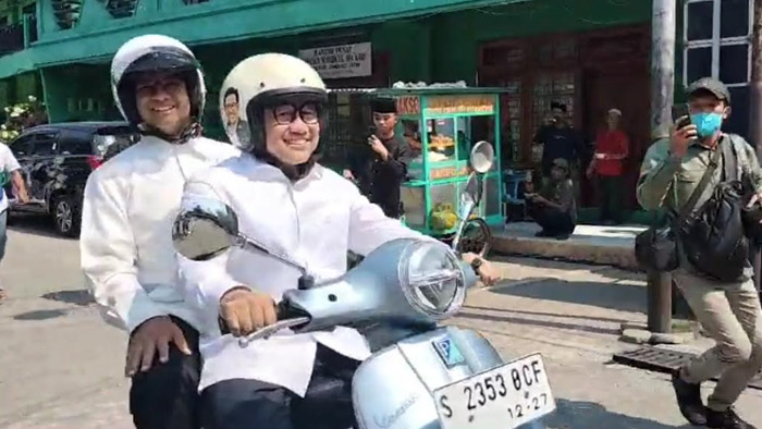 Ke Jombang Untuk Meminta Restu Ibunda, Cak Imin Bonceng Anies Naik Vespa ke Ponpes Mamba'ul Ma'arif