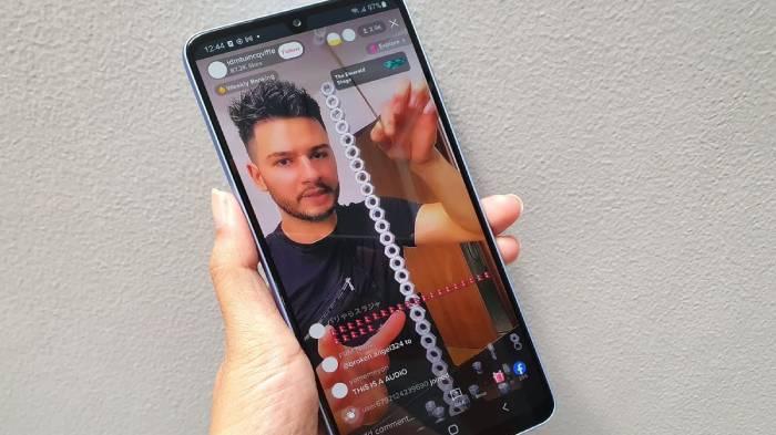 Cara-Live-TikTok-untuk-Berjualan-Berikut-6-Tips-agar-Dagangan-Cepat-Laku-dan-Omzet-Meroket.jpg