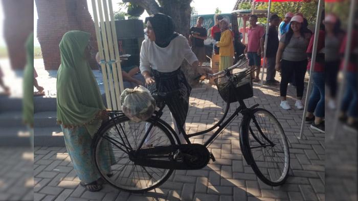 Jumat Berkah, Cawabup Sidoarjo Mimik Idayana Bagikan 500 Paket Makan Gratis