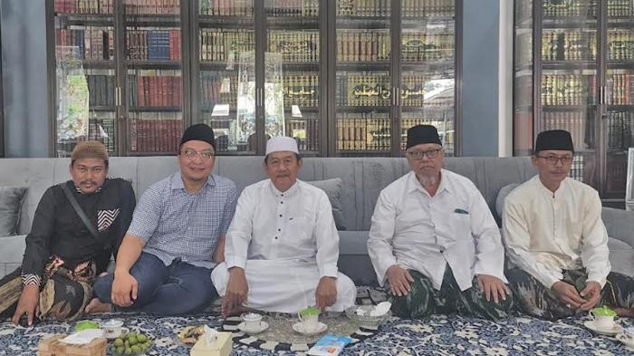 Cawabup-Pilkada-Gresik-2024-dr-Asluchul-Alif-dua-dari-kiri.jpg