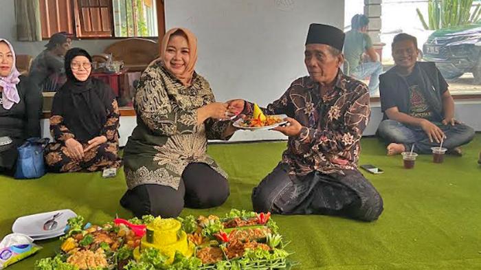 Cawabup-Pilkada-Ponorogo-2024-nomor-urut-2-Lisdyarit-meresmikan-posko-pemenangan.jpg