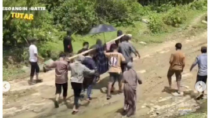 Cerita-Pilu-Bidan-Safrani-di-Pedalaman-Sulbar-Harus-Ditandu-10-Jam-Jalan-Kaki-demi-Dirawat-di-RS.jpg