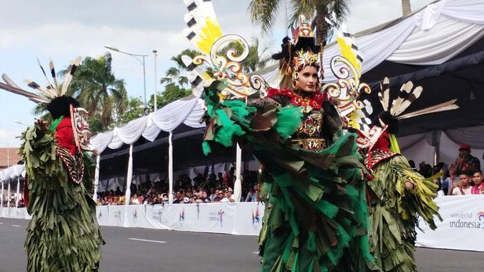 Cinta-Laura-saat-tampil-dalam-defile-Hudoq-di-JFC-tahun-2019.jpg