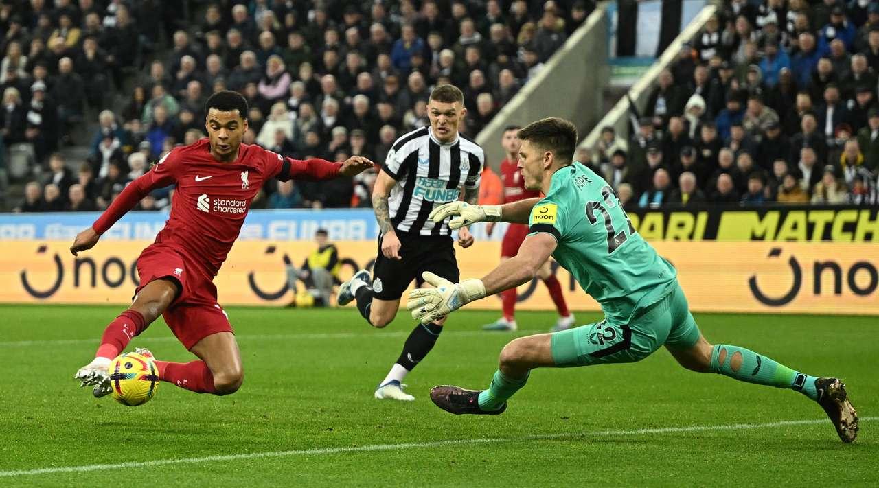 Cody-Gakpo-saat-mencetak-gol-di-laga-Newcastle-vs-Liverpool.jpg