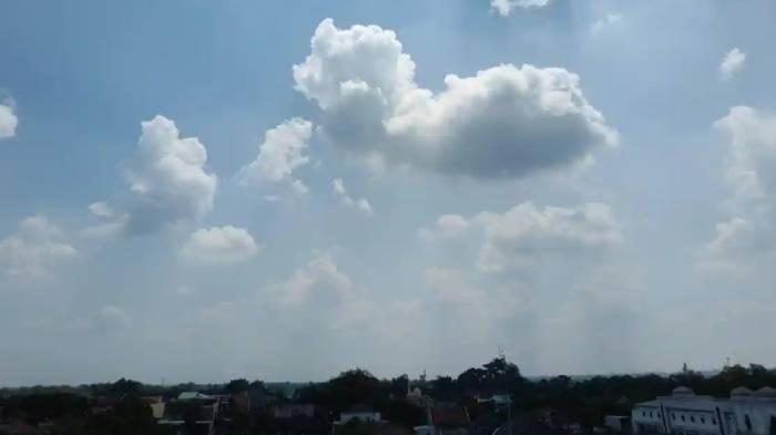 Cuaca-Surabaya-Hari-Ini-Sabtu-25-April-2026-Dominan-Berawan-Suhu-Capai-33-Derajat-Celsius.jpg