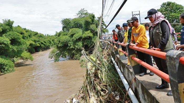 Cek Banjir Banyuwangi di Muncar, Bupati Ipuk Instruksikan segera Bersihkan Drainase dari Sampah