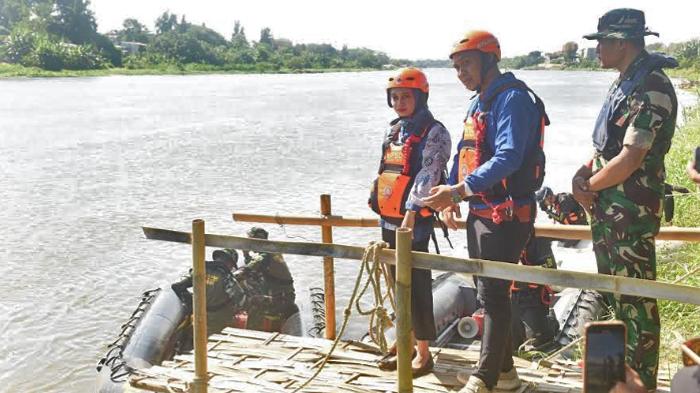 Antisipasi Dampak Flushing, Wali Kota Kediri Vinanda Prameswati Bareng TNI-BPBD Sisir Sungai Brantas
