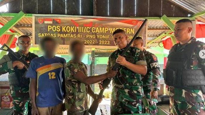 DETIK-DETIK Anggota KKB Papua Menyerah dan Serahkan Senjata ke TNI, Ajak yang Lain Ikut Jejaknya