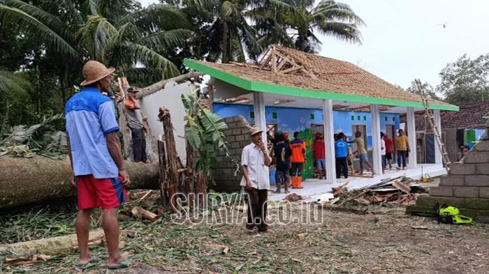 DI-BLITAR-ada-8-desa-di-5-kecamatan-yang-terdampak-peristiwa-angin-kencang.jpg