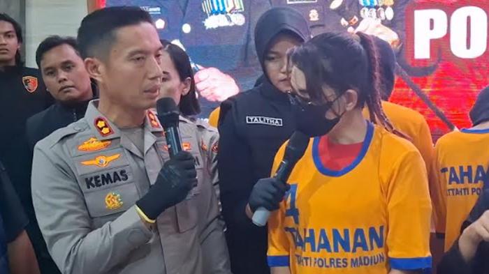 DIAMANKAN-IIR-baju-tahanan-ketika-ditanya-oleh-Kapolres-Mad.jpg