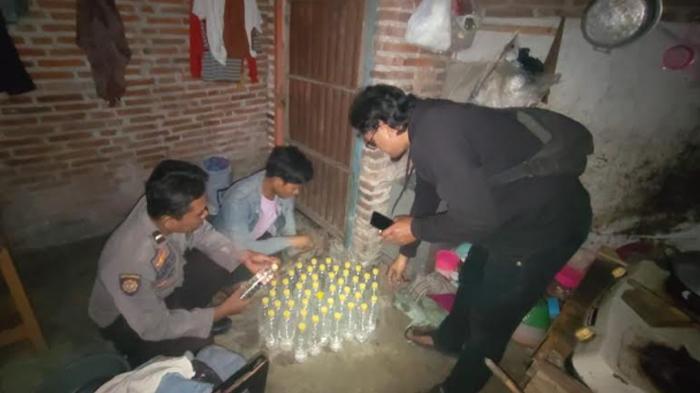 DIGEREBEK-Polisi-saat-menggerebek-dan-menyita-puluhan-botol-mir.jpg