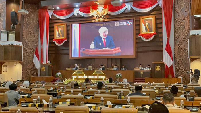 DOA-BERSAMA-Rapat-Paripurna-DPRD-Jatim-yang-berlangsung-Seni.jpg