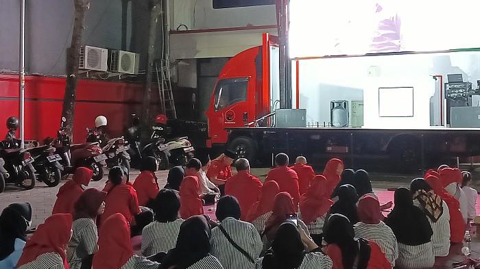 DPD-PDI-Perjuangan-Jatim-saat-nonton-bareng-undian-nomor-urut-pasangan-calon-Pilpres-2024.jpg