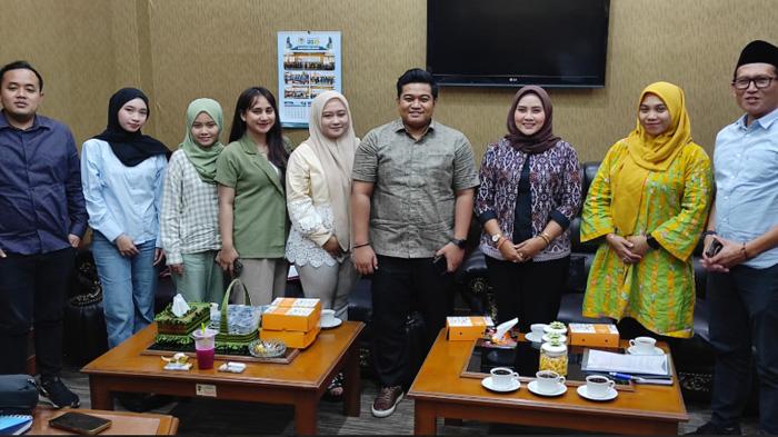 Dibayar Di Bawah UMK Tanpa BPJS, Ijazah Juga Disandera, Sejumlah Warga Gresik Mengadu ke DPRD