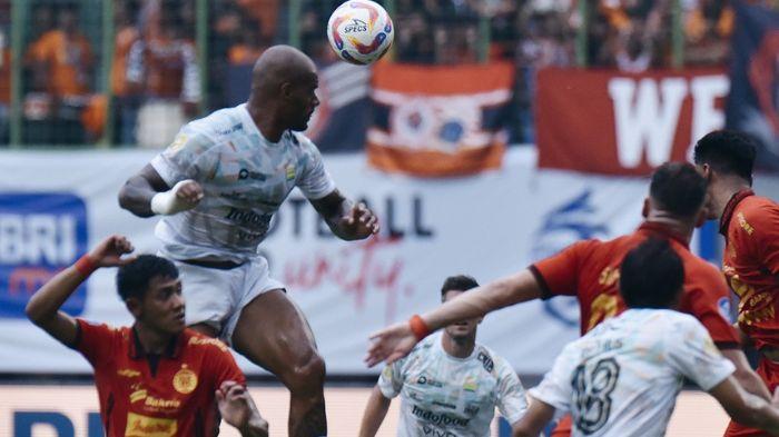 DUEL-David-Da-Silva-menangi-perebutan-bola-di-laga-Persib.jpg