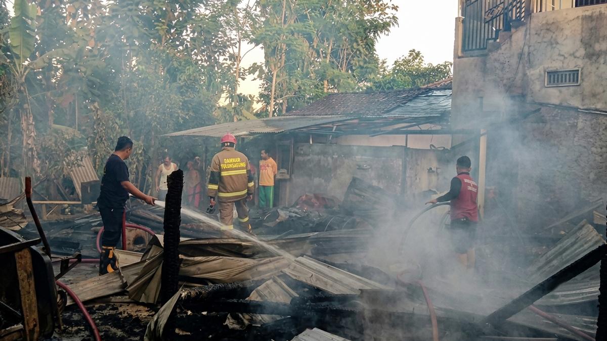 Damkarmat Tulungagung Tangani Rekor Lima Kebakaran Beruntun dalam Satu Hari - Surya.co.id
