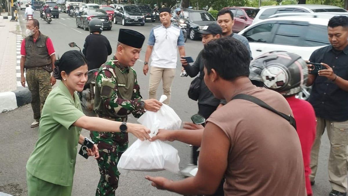 Aksi Sosial Kodim 0812 Lamongan: Rutin Bagi Takjil Selama Ramadan 2026