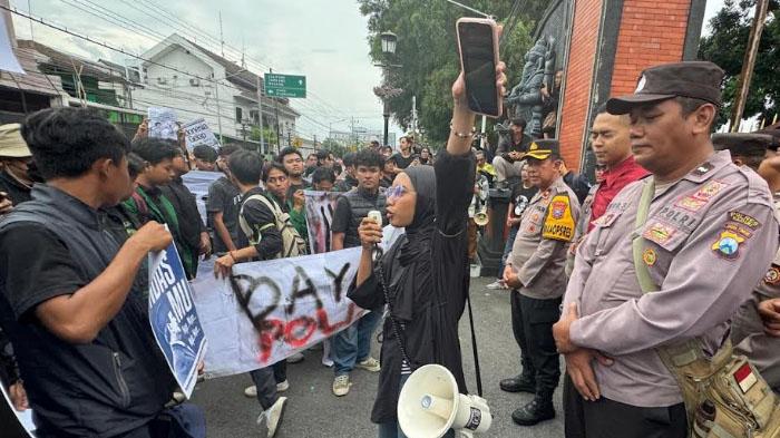Demo Tolak Efisiensi , Mahasiswa Kediri Tegaskan Anggaran Pendidikan Lebih Penting Dari Makan Gratis