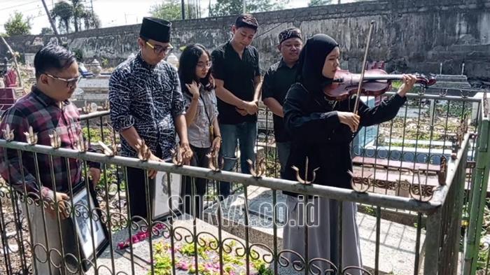 Peringati Sumpah Pemuda, Komunitas Ini Nyekar Tabur Bunga di Makam Guru WR Supratman di Tulungagung