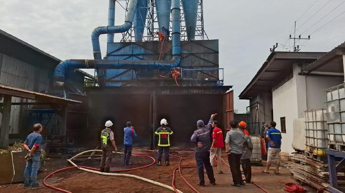 Kebakaran Pabrik di Kebomas Gresik, Dua Mobil Pemadam Kebakaran Diturunkan