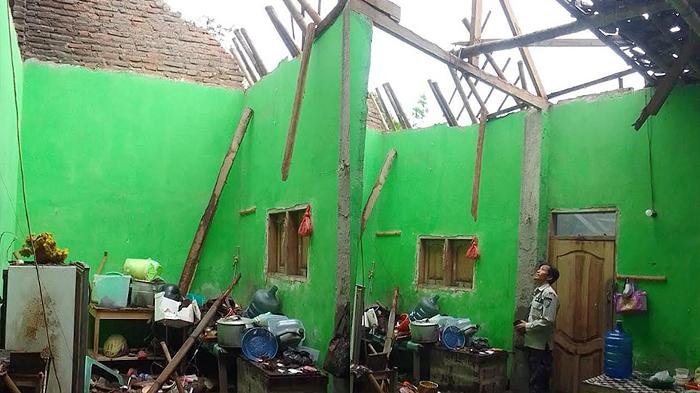 Di Hari yang Sama, Ada 3 Rumah Warga di Jember yang Ambruk dan Terbakar