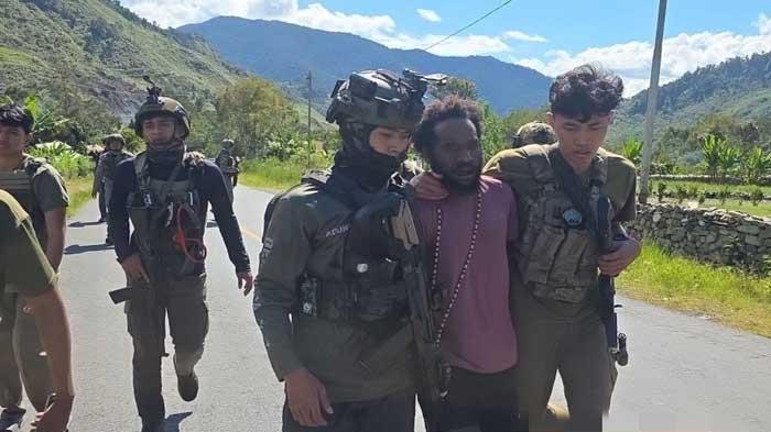 Diam-diam-Jual-Amunisi-untuk-KKB-Papua-Yemiter-Murip-Apes-Malah-Ketangkap-Satgas-Damai-Cartenz.jpg