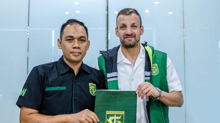 Dime-Dimov-kanan-bersama-direktur-operasional-Persebaya-Surabaya-Candra-Wahyudi.jpg