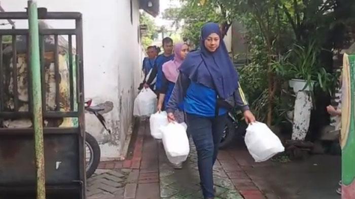 Dinsos-Kota-Probolinggo-melalui-Tagana-mendistribusikan-ribuan-nasi-kota.jpg