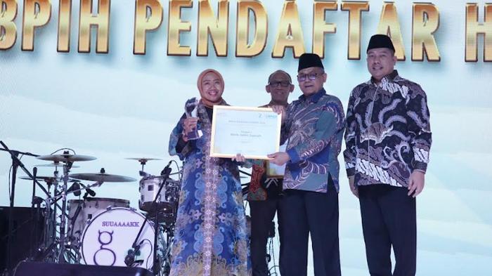 Direktur-Kepatuhan-Bank-Jatim-Umi-Rodiyah-saat-menerima-penghargaan.jpg