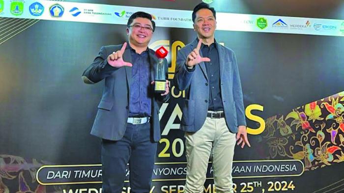 Direktur-PT-Kencana-Maju-Bersama-Susanto-seusai-menerima-penghargaan.jpg