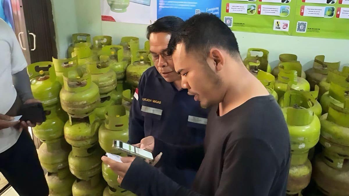 Dirjen-Migas-ESDM-Laode-Sulaeman-saat-melakukan-peninjauan-LPG-di-Tuban-Jatim.jpg