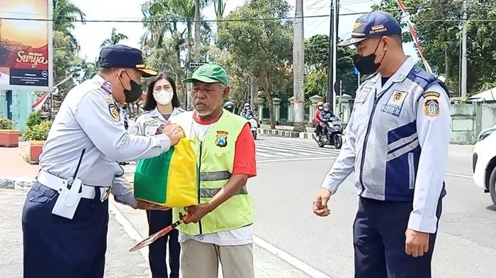 Dishub-Kota-Blitar-bagi-bbagi-bingkisan-lebaran.jpg