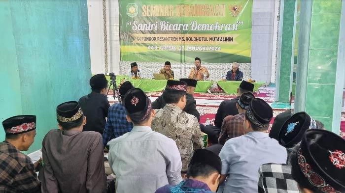 Diskusi-santri-bicara-demokrasi-di-Pondok-Mambaus-Sholihin-Roudotul-Mutaallimin-di-Gresik.jpg