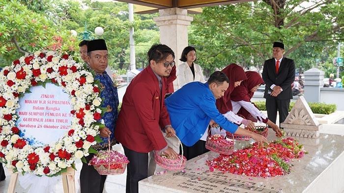 Dispora-Jatim-melakukan-ziarah-ke-makam-WR-Soepratman-di-Surabaya.jpg