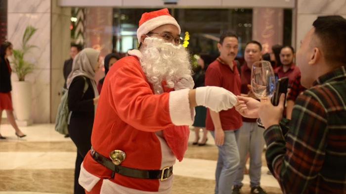 Pesta Tahun Baru di Ketinggian Lantai 23 dengan Pemandangan Malam Kota Surabaya