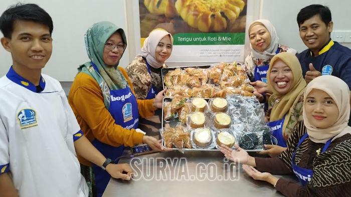 Dua-baker-dari-BBC-Surabaya-usai-memberikan-pelatihan.jpg