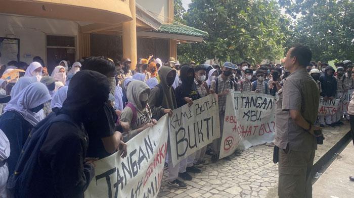 Duduk-Perkara-Kepala-SMAN-9-Tambun-Selatan-Diduga-Pungli-hingga-Dicopot-Dedi-Mulyadi-Siswa-Girang.jpg