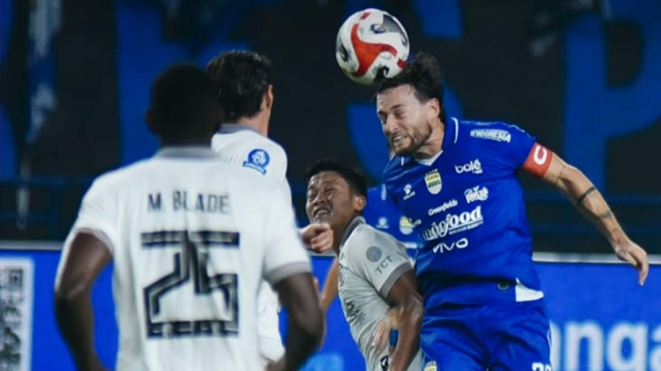 Duel-udara-pemain-Persib-Bandung-dan-Arema-FC.jpg